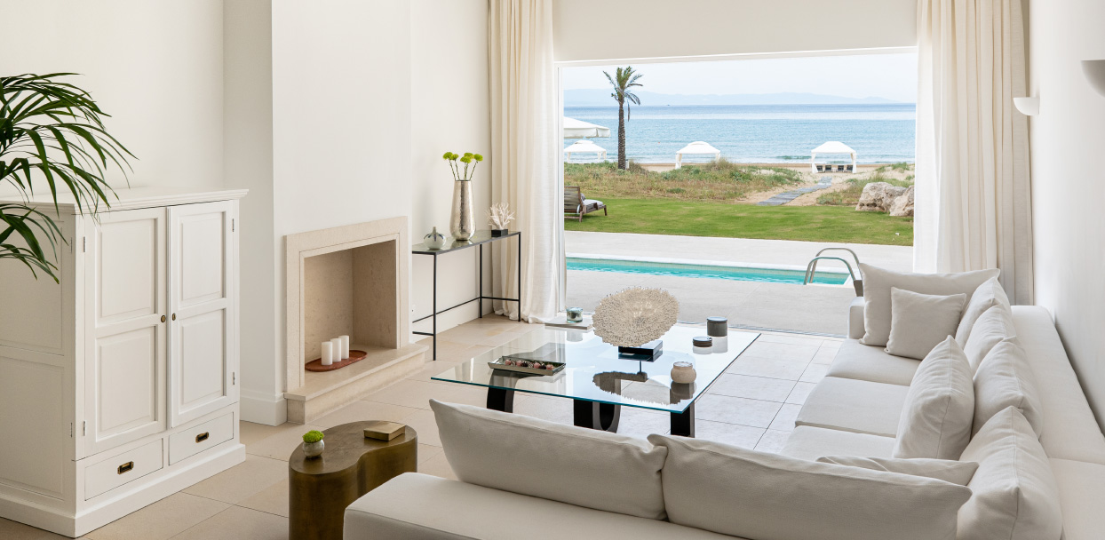 03-mandola-rosa-presidential-beach-bedroom-with-views
